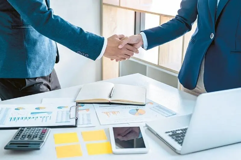 Με ταχείες διαδικασίες νόμος για συγχωνεύσεις, υπό την απειλή προστίμου