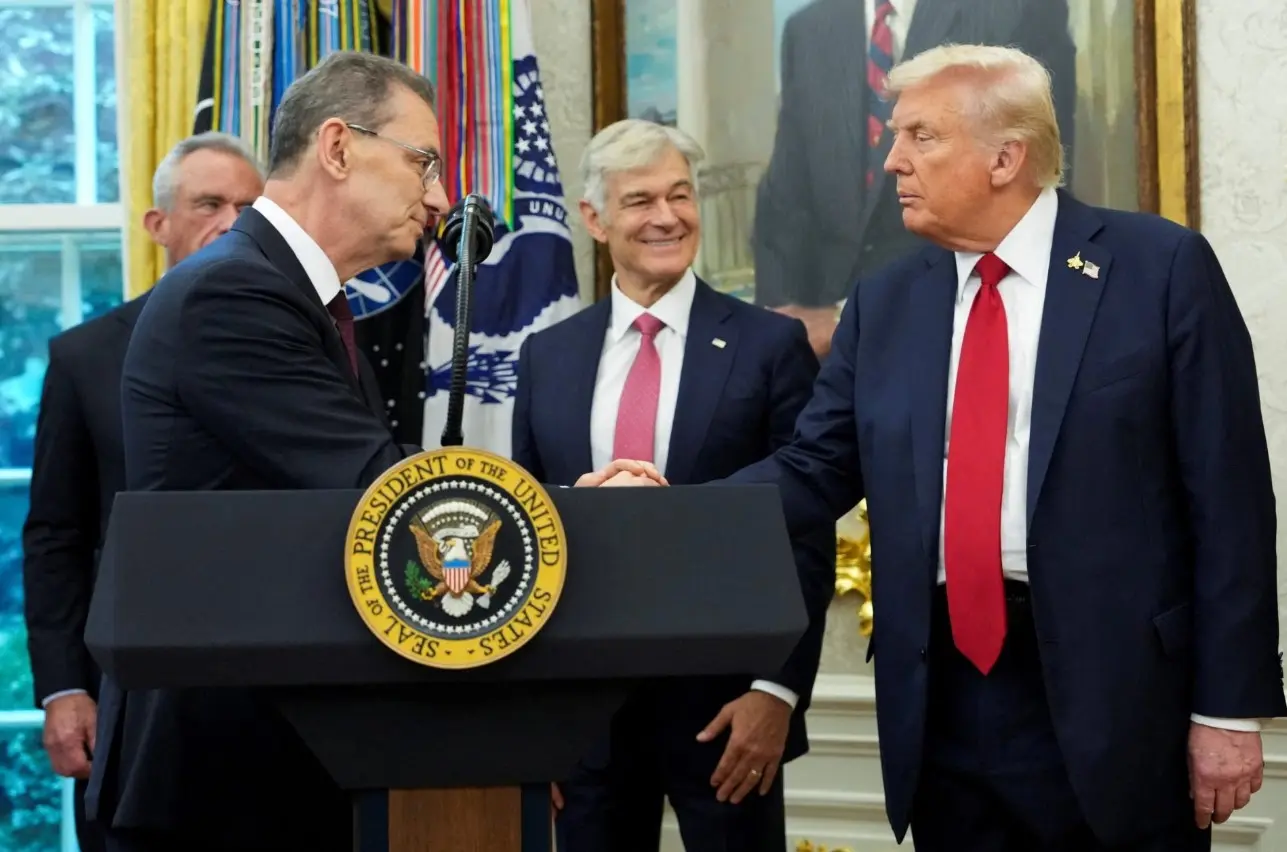 Πώς έκλεισε το deal για τα φάρμακα ανάμεσα σε Τραμπ και Μπουρλά της Pfizer