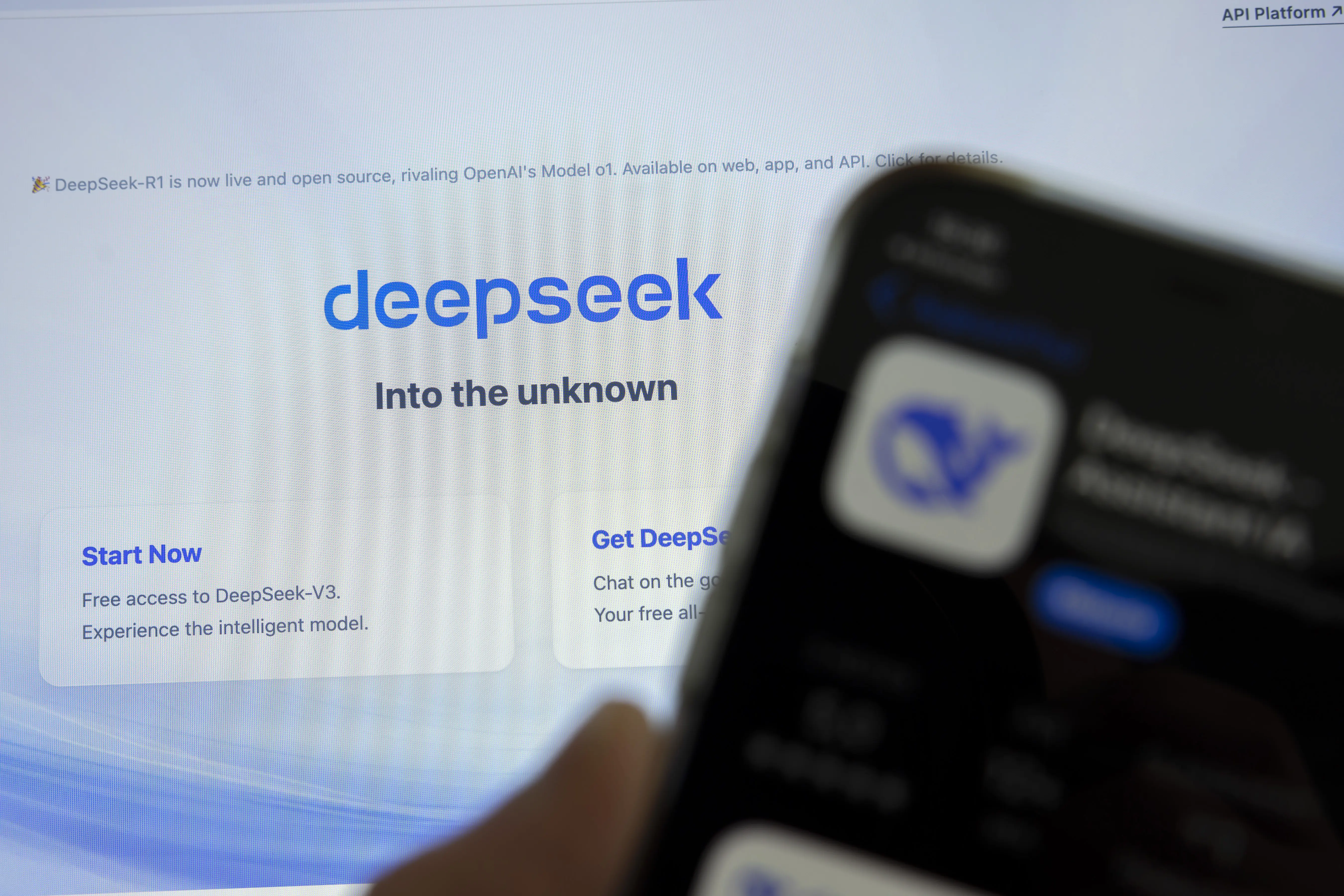 Microsoft και OpenAI ερευνούν την DeepSeek για «κλοπή» τεχνολογίας