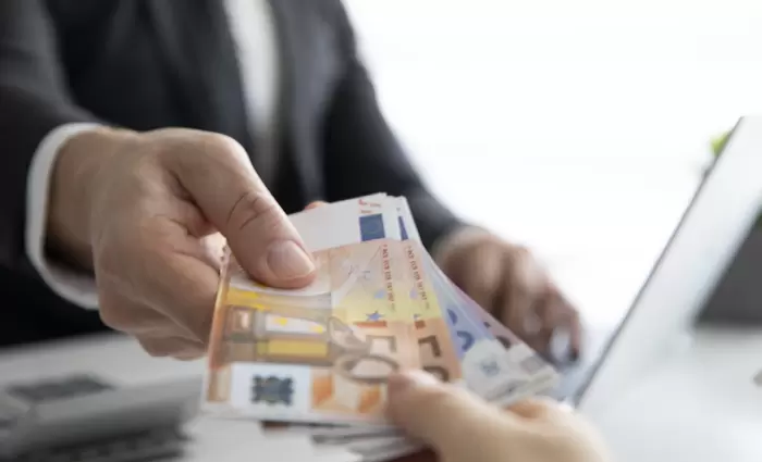 Δεν μας φτάνει η ακρίβεια, πληρώνουμε και ακριβότερους δημόσιους υπαλλήλους