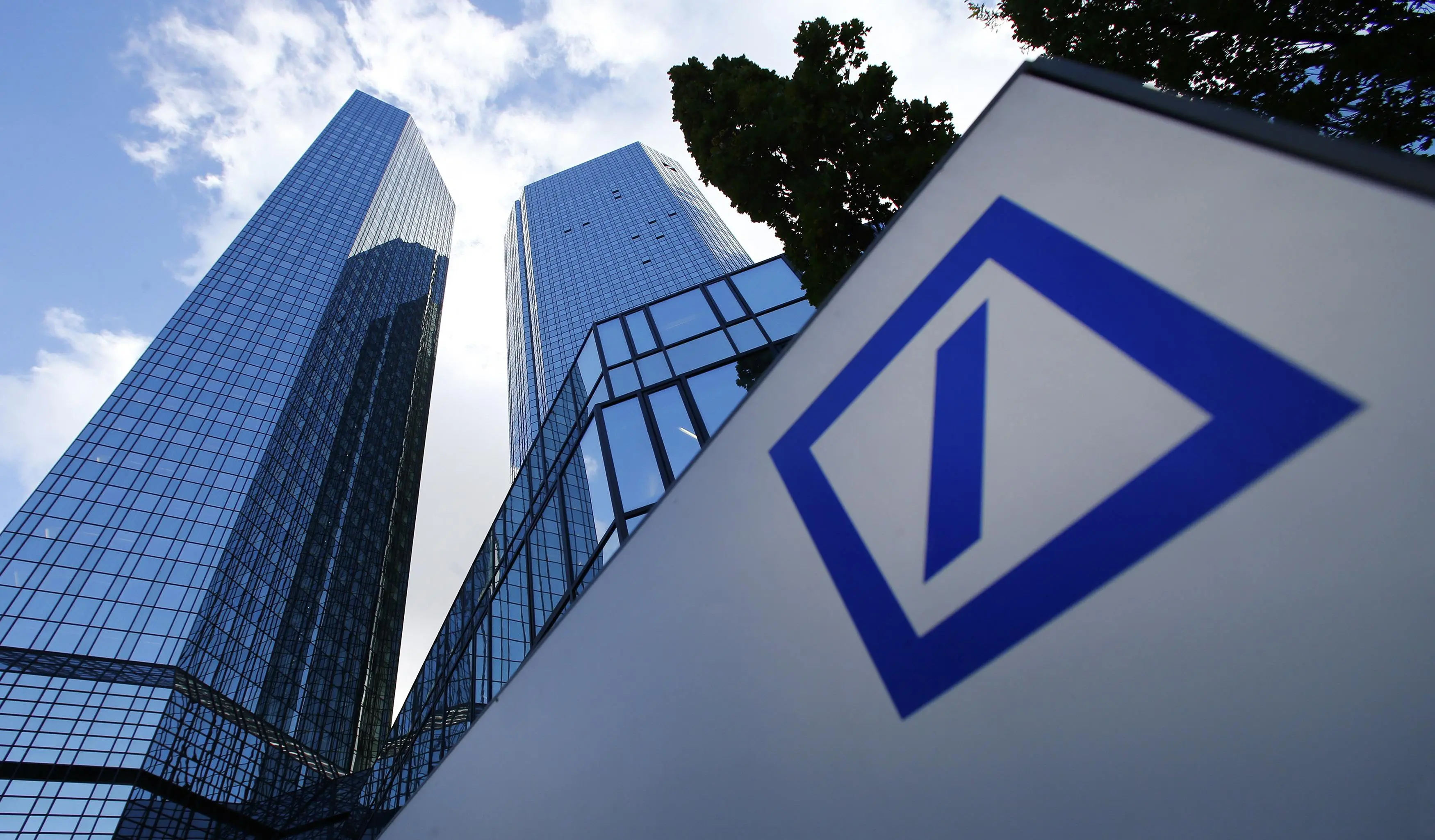 Deutsche Bank: Αφήνει στον δρόμο 10.000 υπαλλήλους