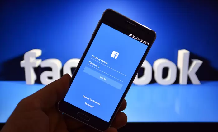 Το Facebook προσλαμβάνει προσωπικό για να αντιμετωπίσει τις 