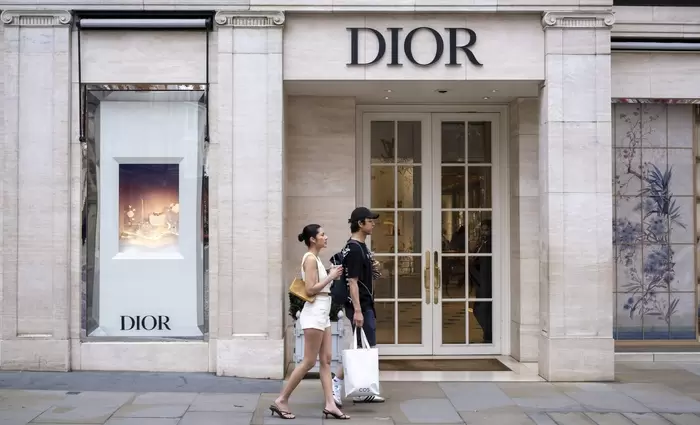 Luxury brands: Πόλεμοι και δασμοί φρενάρουν τη ζήτηση αλλά αυτά αντέχουν