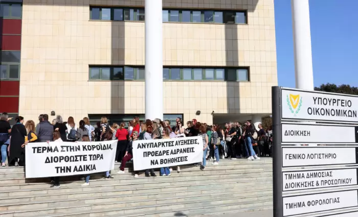 Εν αναμονή άσπρου καπνού για χαμηλόμισθους - Συνεδριάζουν και σήμερα οι συντεχνίες