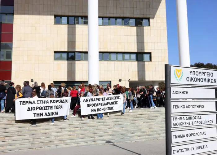 Εν αναμονή άσπρου καπνού για χαμηλόμισθους - Συνεδριάζουν και σήμερα οι συντεχνίες