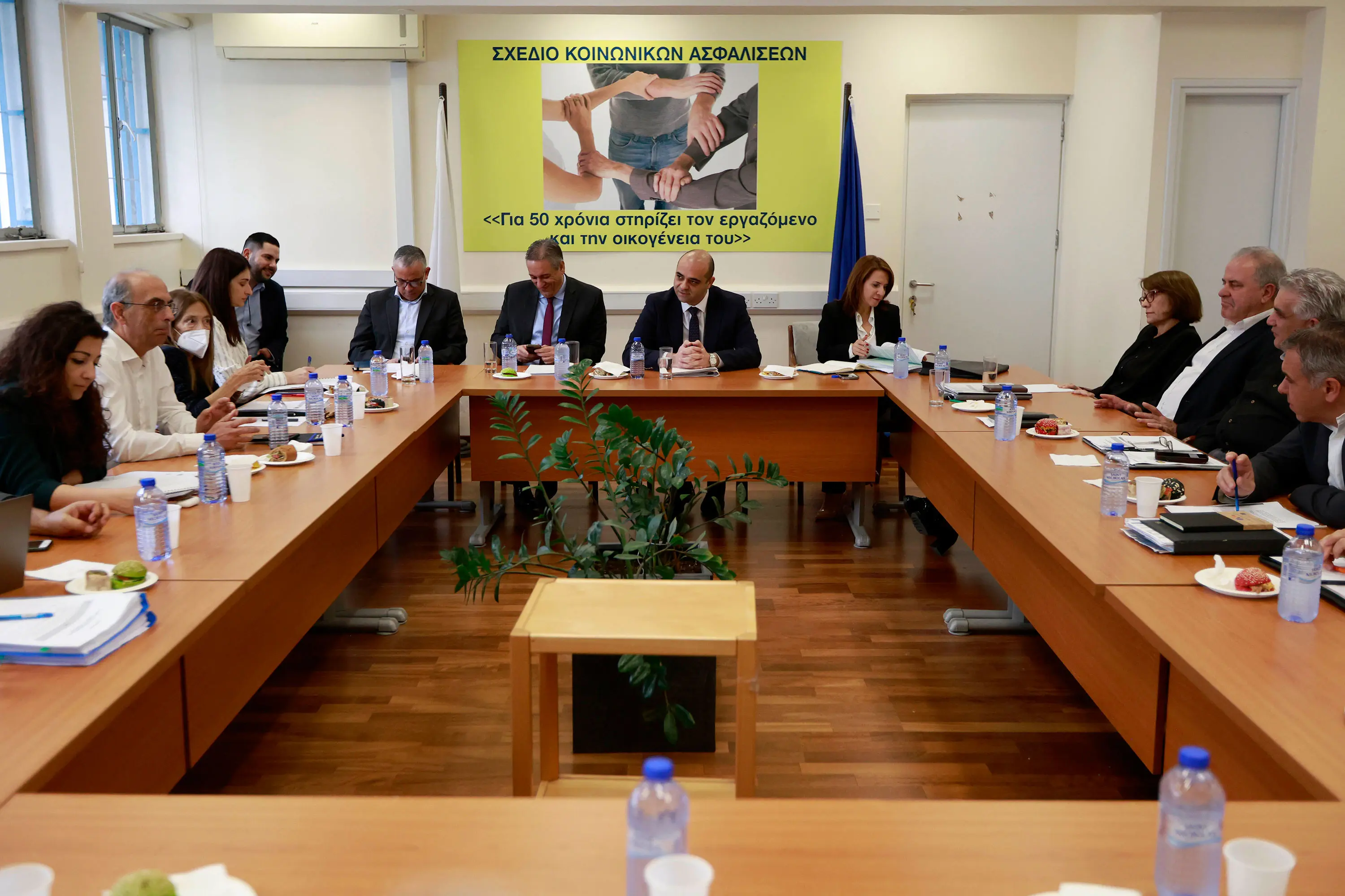 Συμφωνούν για αύξηση αλλά διαφωνούν στο ποσό για τον κατώτατο μισθό