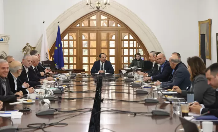 ΥΠΕΣ: Σε συστράτευση με Βουλή για επίλυση οποιονδήποτε προβλημάτων για ΤΑ