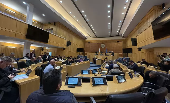 «Να αποζημιωθούν άμεσα οι κτηνοτρόφοι» - Βαριά ατμόσφαιρα στη Βουλή