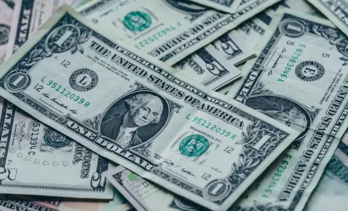 Διπλή απειλή για την πρωτοκαθεδρία του δολαρίου