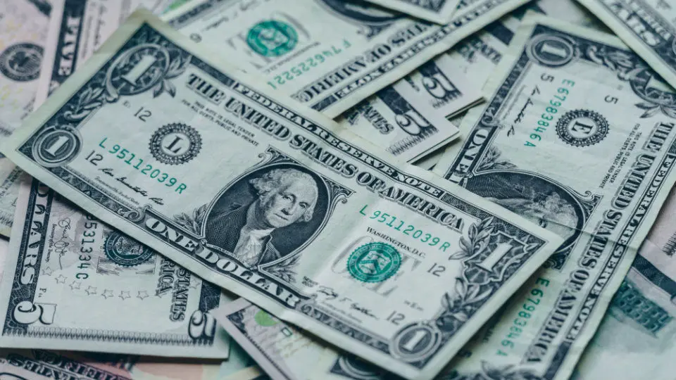 Διπλή απειλή για την πρωτοκαθεδρία του δολαρίου