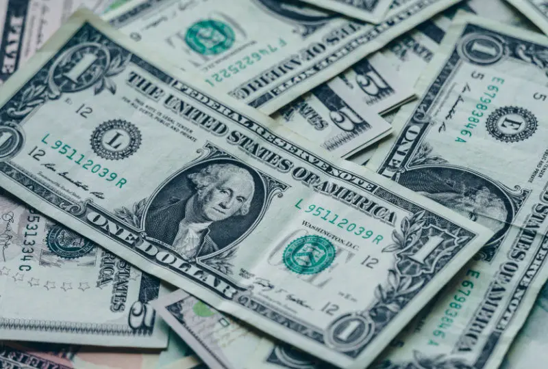 Διπλή απειλή για την πρωτοκαθεδρία του δολαρίου