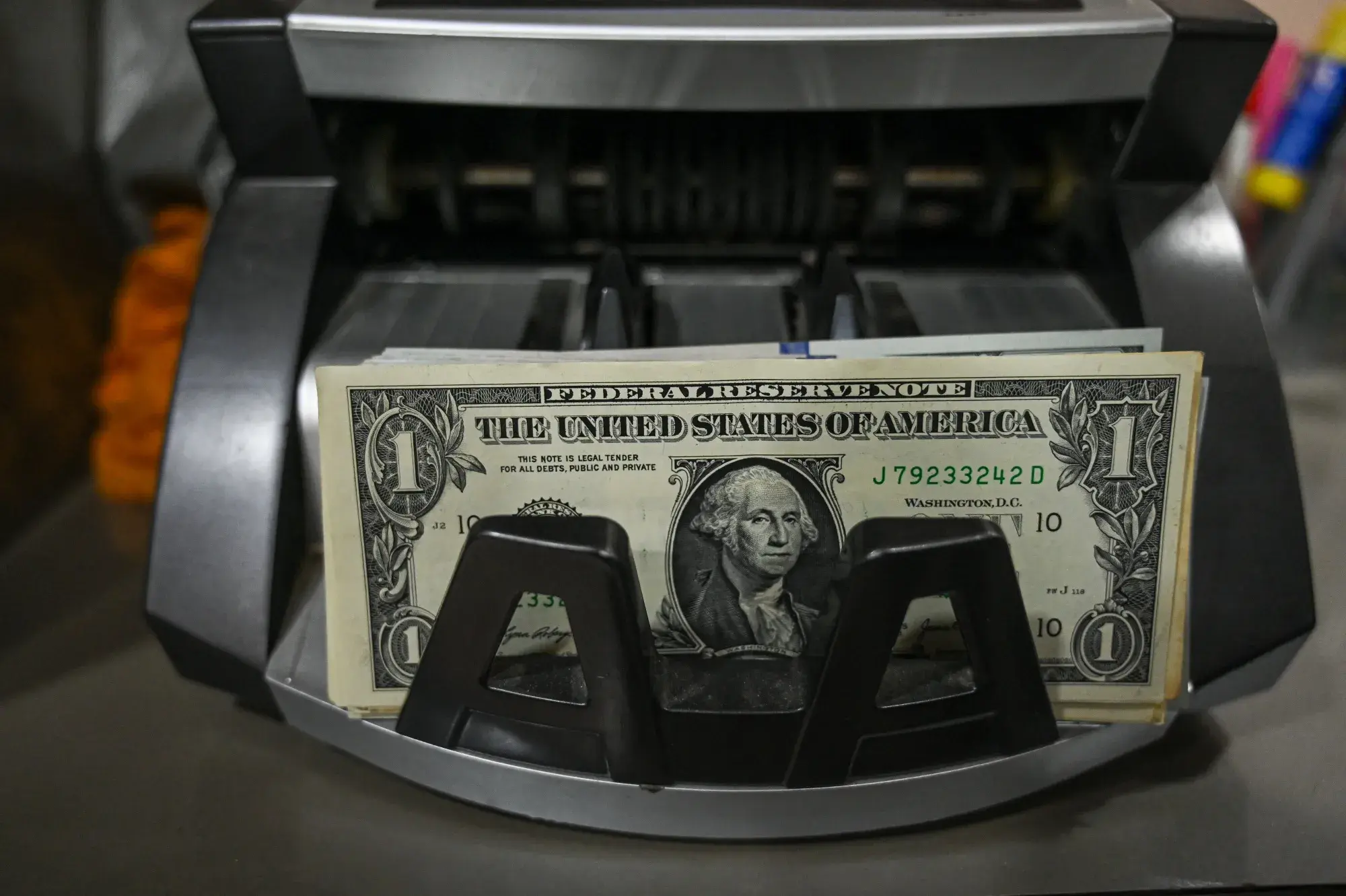 Ανακάμπτει το δολάριο καθώς ο Τραμπ ρίχνει τους τόνους