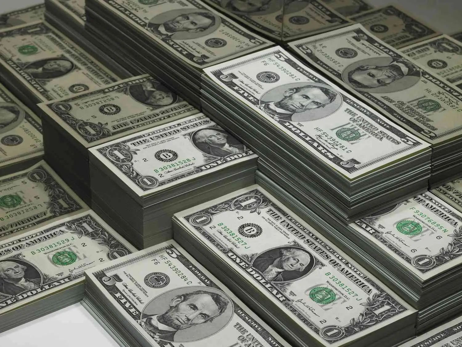 «Cash is the King»: Οι επενδυτές βρίσκουν μαζικά καταφύγιο στα μετρητά...