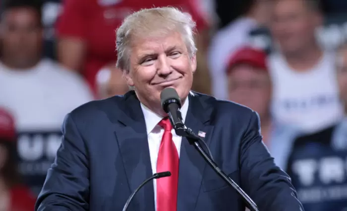 Ο Τραμπ σκέφτεται να δώσει χάρη στον εαυτό του...