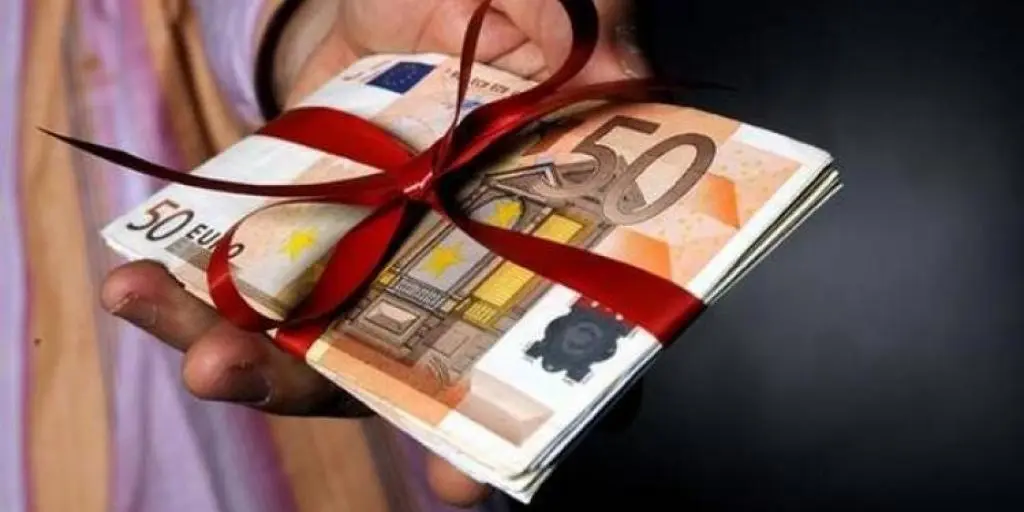 Πόσα και ποιοι δικαιούνται χριστουγεννιάτικα επιδόματα του Υπ. Εργασίας