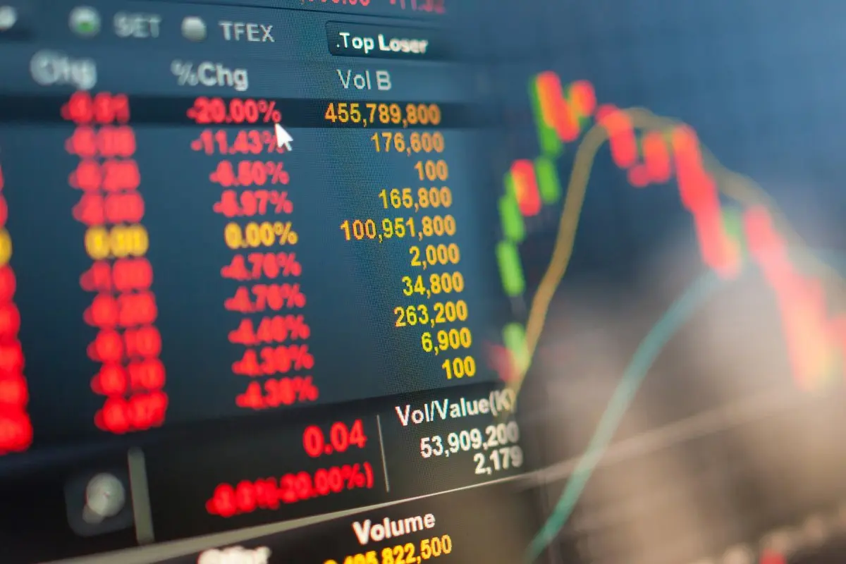 Γονατισμένα τα χρηματιστήρια Κύπρου και Ελλάδα