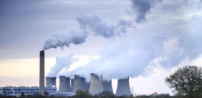 Η Βρετανία βάζει στόχους για μηδενικούς ρύπους από ορυκτά καύσιμα