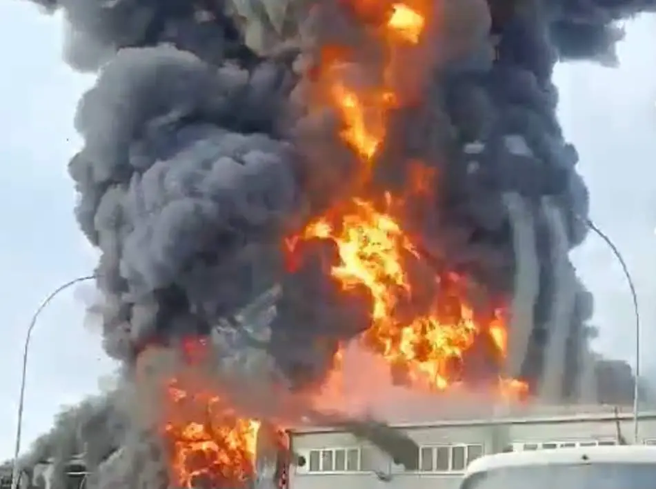 Μεγάλη φωτιά μαίνεται σε εργοστάσιο στη Δρομολαξιά - Ασφαλίστηκε η περίμετρος