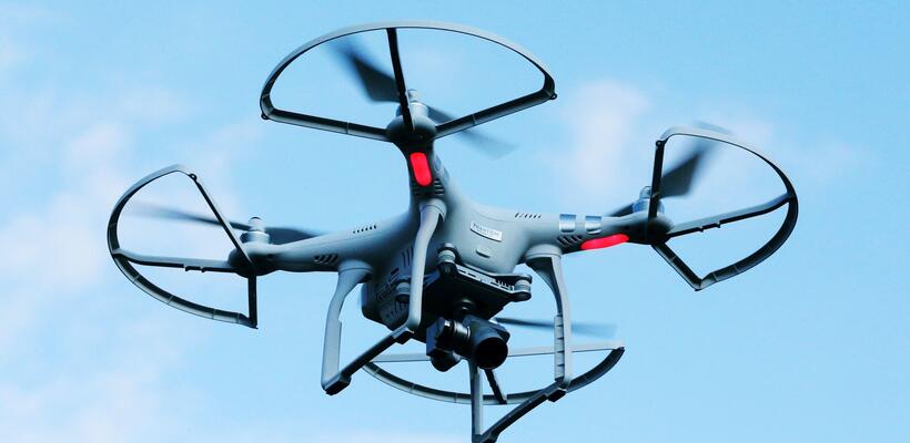 Νέο drone διπλώνεται στον αέρα για να περνάει από δύσκολα σημεία