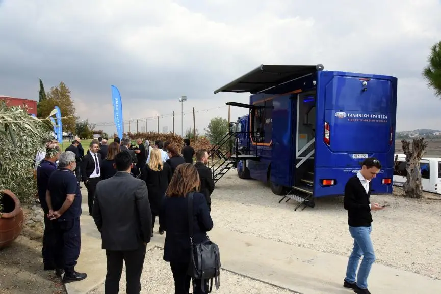 Σήμερα το πρώτο δρομολόγιο της κινητής τράπεζας (vid)