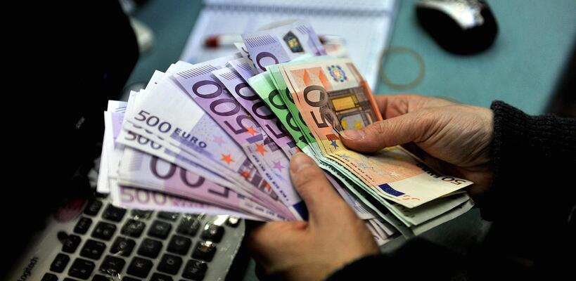 Οι Κύπριοι έμειναν πίσω στη σχέση τους με τις τράπεζες