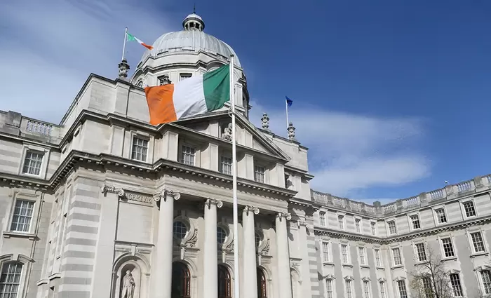 Εγκαταλείπει τον φορολογικό συντελεστή του 12,5% η Ιρλανδία;