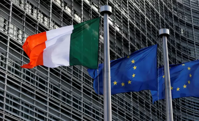 Η ΕΕ επιταχύνει τις νομικές διαδικασίες εναντίον του Λονδίνου για την Β. Ιρλανδία
