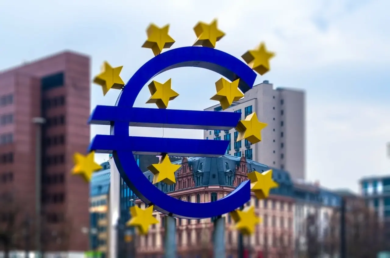 Γιατί η ΕΚΤ παγώνει τις αποφάσεις ενόψει νέων κινδύνων - Τι λένε αξιωματούχοι της Τράπεζας
