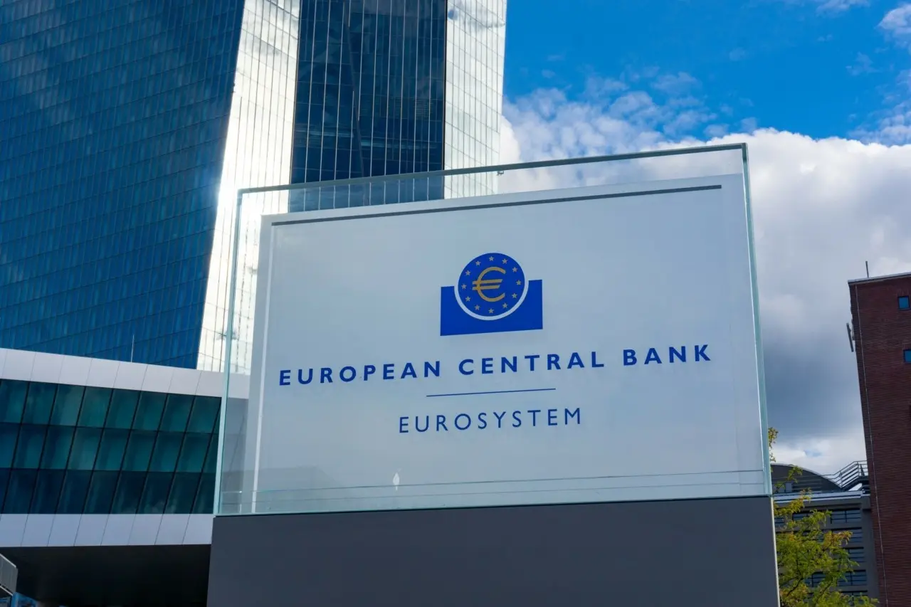 Τέλος οι μειώσεις επιτοκίων για την ΕΚΤ; Τι δείχνουν οι νέες προβλέψεις