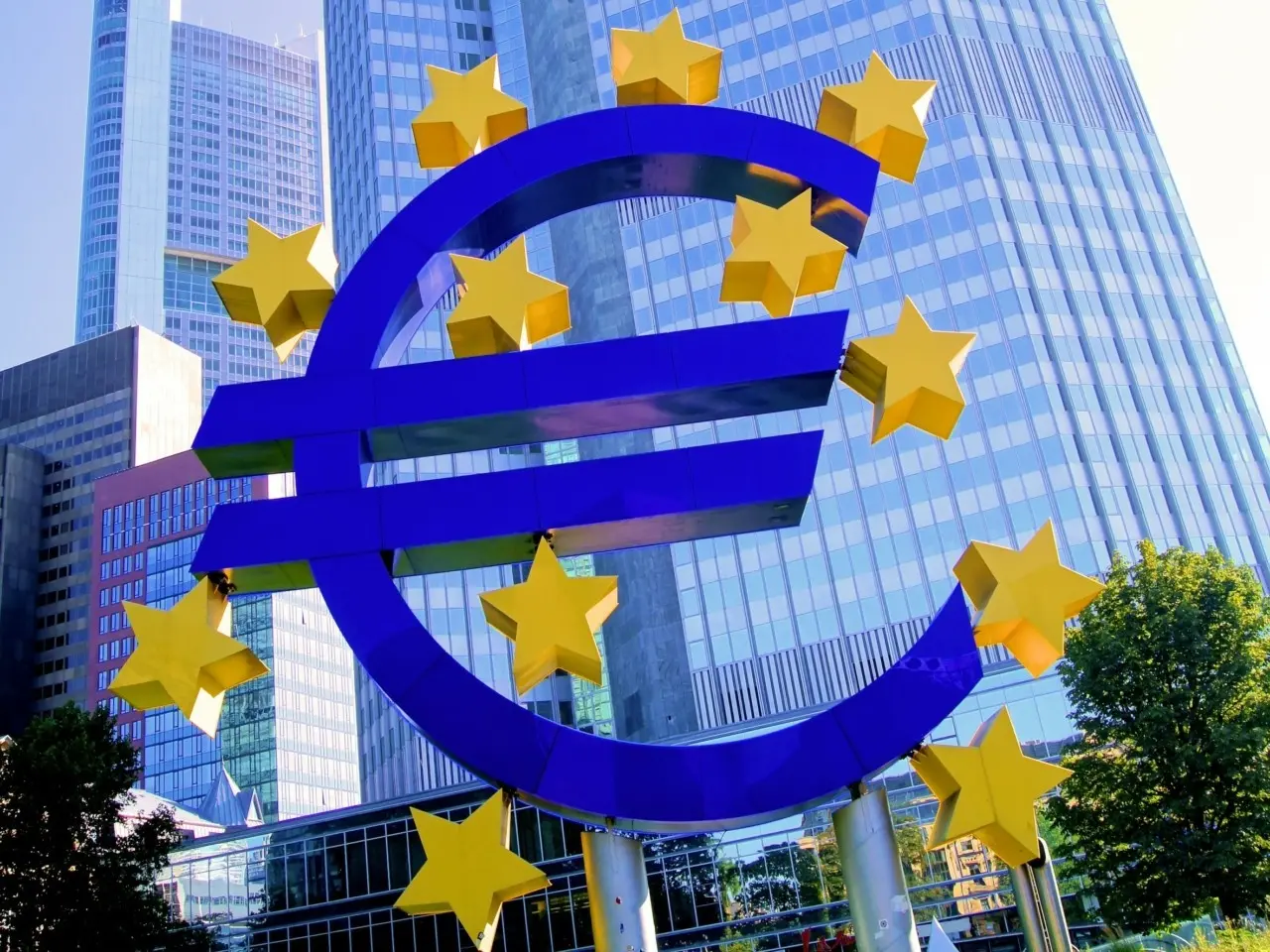 Πρακτικά ΕΚΤ: Το «ακριβό» ευρώ προβληματίζει τους αξιωματούχους