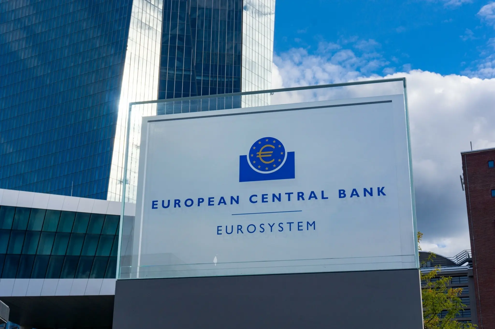 Στάση αναμονής από την ΕΚΤ: Διατήρησε αμετάβλητα τα επιτόκια στο 2%