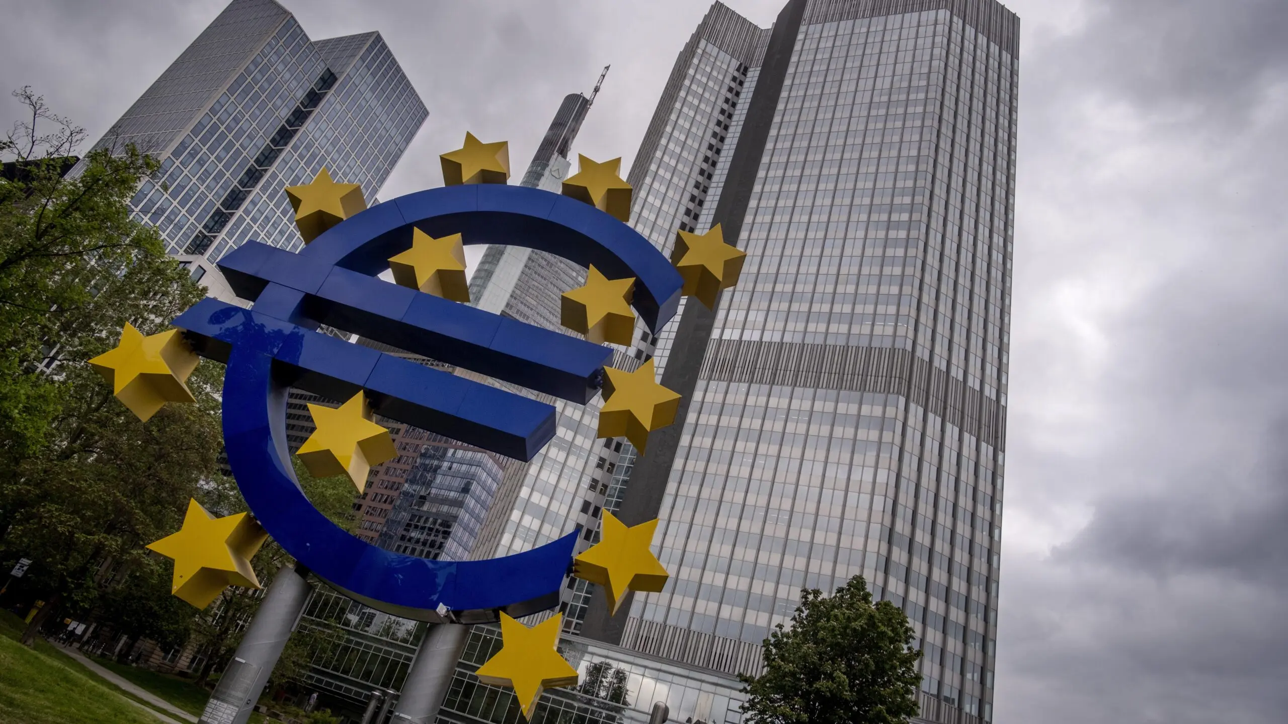 Πρόβλεψη Bloomberg για επιτόκια στην ΕΚΤ - Πότε έρχεται η πρώτη μείωση