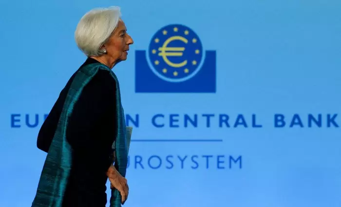 ΕΚΤ: Προς διατήρηση σταθερών επιτοκίων παρά τις παγκόσμιες πιέσεις