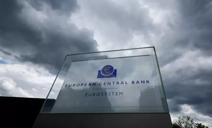 Το παράδοξο του ευρώ: Tα επιτόκια πέφτουν, το νόμισμα ανεβαίνει