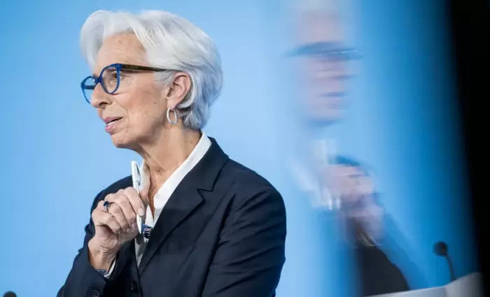 Γιατί η ΕΚΤ και η Fed ακολουθούν αντίθετες πορείες στα επιτόκια