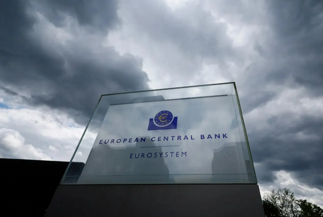 Το παράδοξο του ευρώ: Tα επιτόκια πέφτουν, το νόμισμα ανεβαίνει