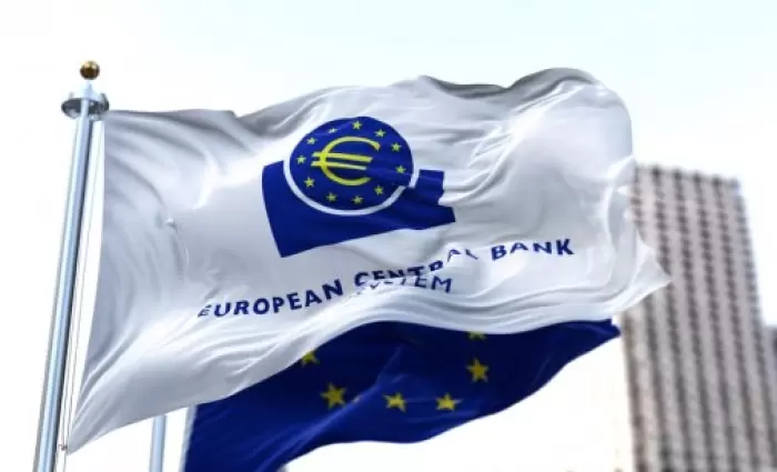 Με διαφορετικές ταχύτητες στη μείωση των επιτοκίων ΕΚΤ και Fed το 2025
