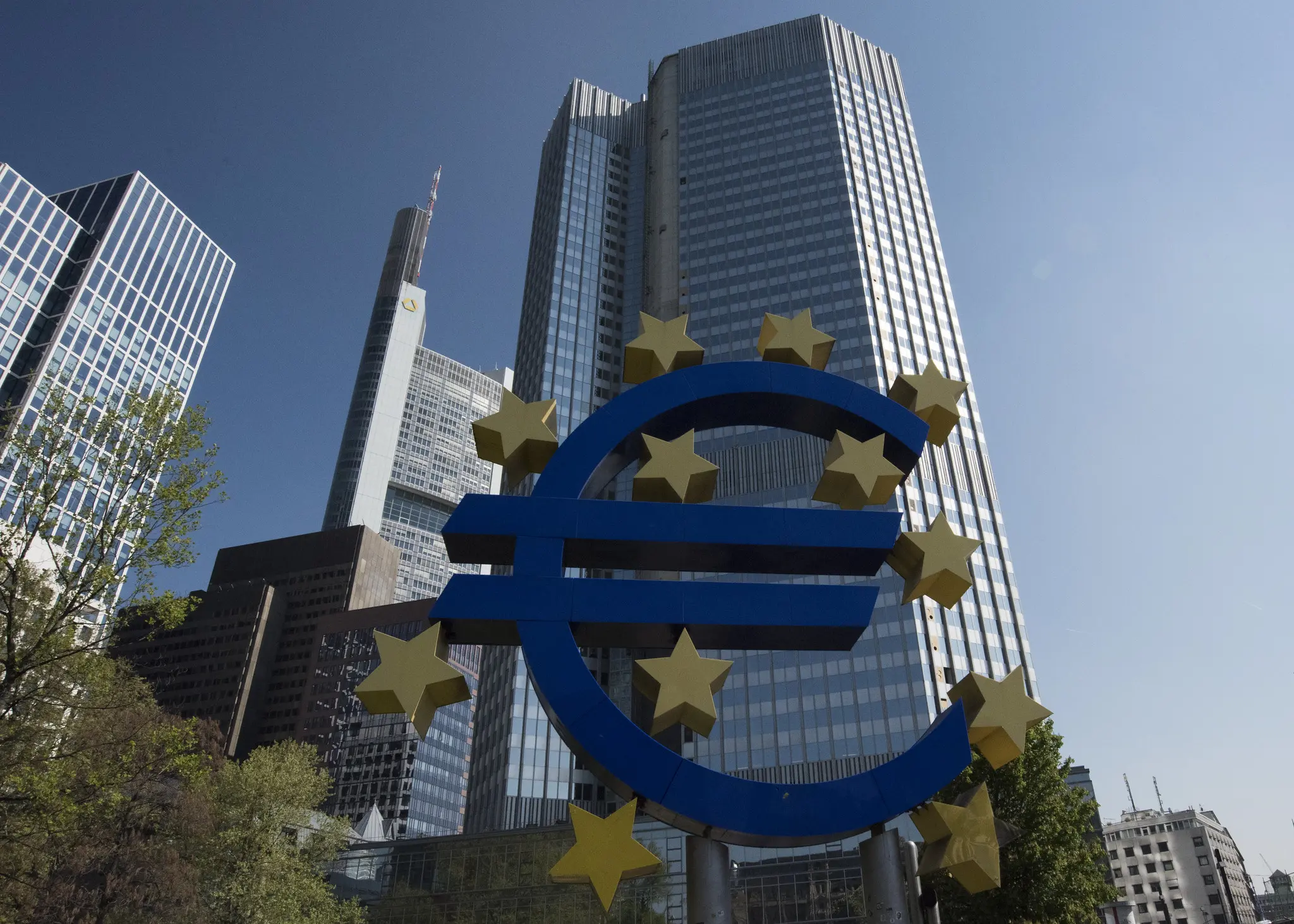 Πού στρέφει το ενδιαφέρον της η ΕΚΤ μετά τη μείωση των επιτοκίων