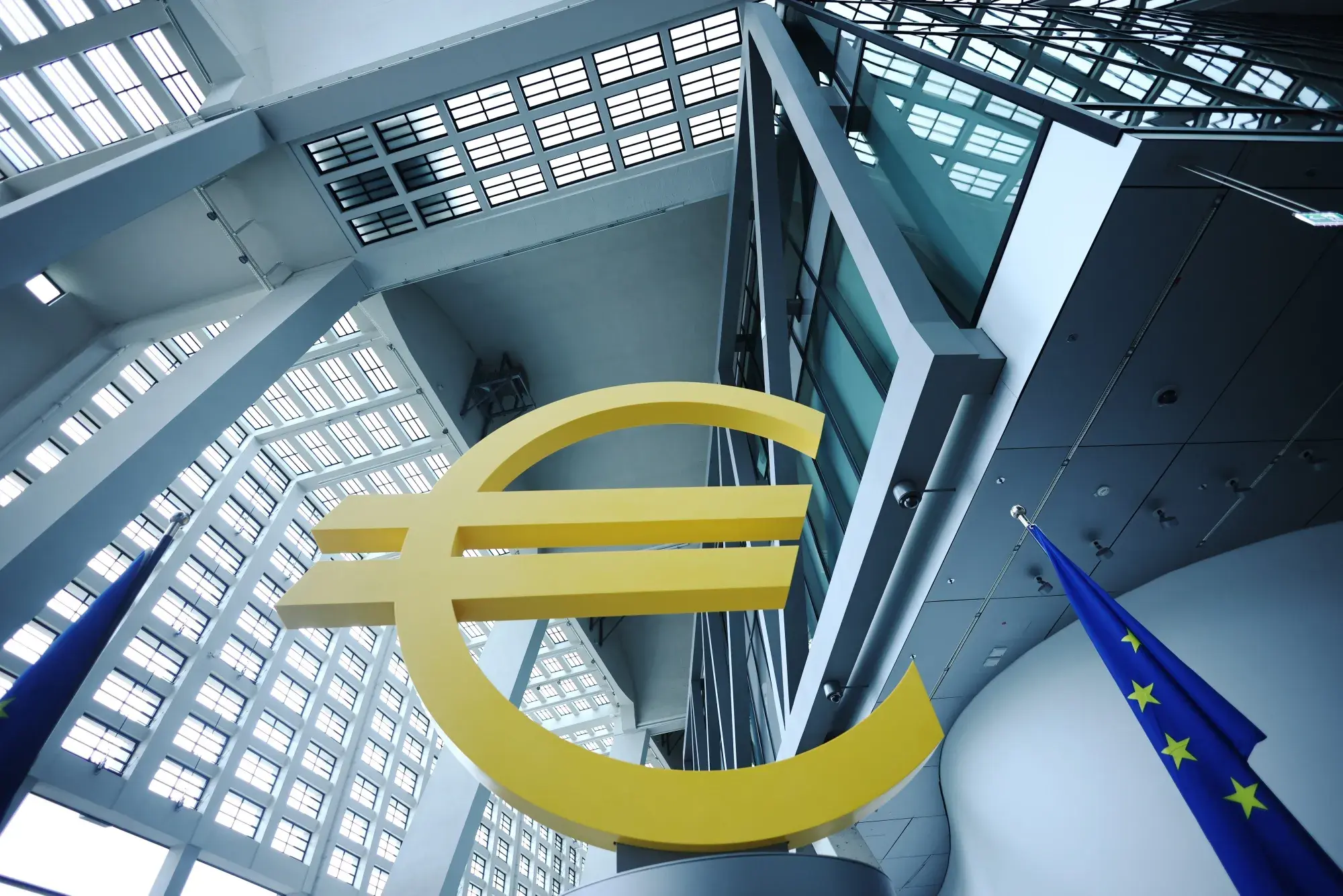 Βloomberg: 59 οικονομολόγοι προβλέπουν τι θα αποφασίσει σήμερα η ΕΚΤ για τα επιτόκια