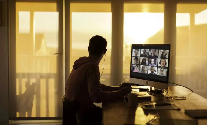 Αναστέλλονται προσλήψεις λόγω τηλεργασίας