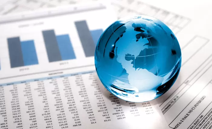 FT: Μαύρα σύννεφα πάνω από την παγκόσμια οικονομία