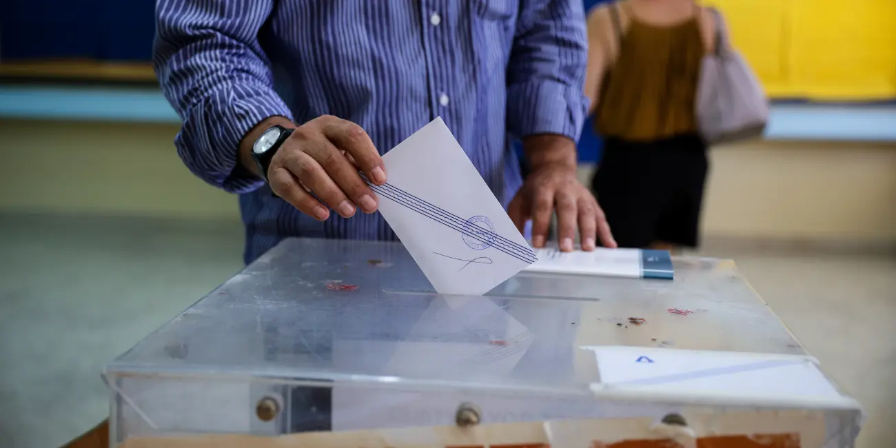Στις κάλπες για τις βουλευτικές εκλογές οι ψηφοφόροι στην Ελλάδα