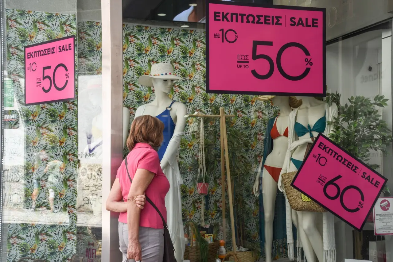 Άρχισαν οι καλοκαιρινές εκπτώσεις - Τι να προσέξουμε στις αγορές