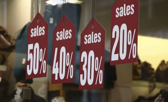 Αναρχία και αθέμιτες πρακτικές στις εκπτώσεις διαπιστώνει η ΠΟΒΕΚ