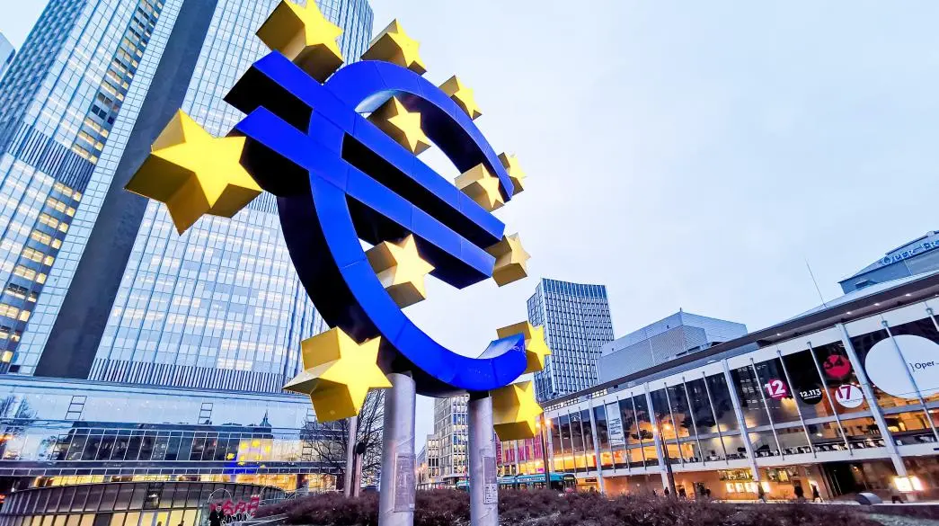 ΕΚΤ: Προειδοποιεί για τον κίνδυνο νέας κρίσης χρέους στην ευρωζώνη