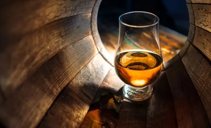 Σε δημοπρασία η μεγαλύτερη ιδιωτική συλλογή ουίσκι