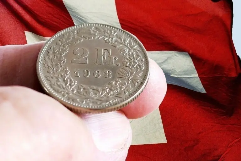 Ελβετικό φράγκο: Σε υψηλό δεκαετίας καθώς η SNB αντιστέκεται στις παρεμβάσεις