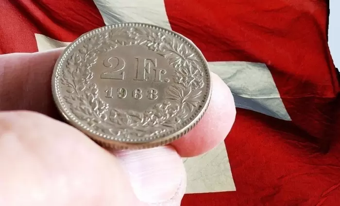 Ελβετικό φράγκο: Σε υψηλό δεκαετίας καθώς η SNB αντιστέκεται στις παρεμβάσεις