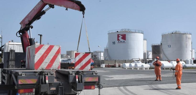 Ελληνικά Πετρέλαια: Ξεκίνησε η απομάκρυνση εγκαταστάσεων από την παραλία Λάρνακας