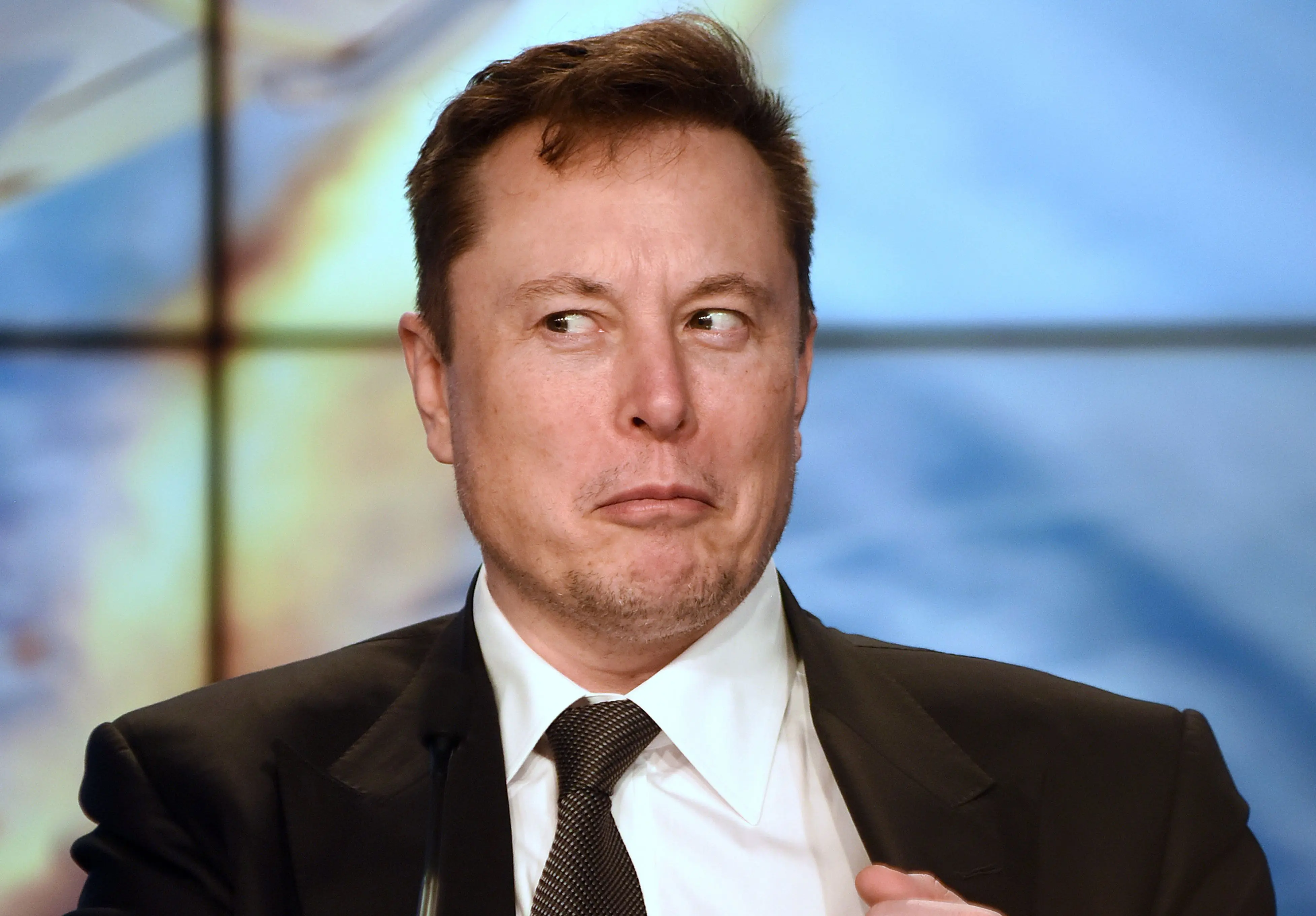 «Ψαλιδίζει» το μερίδιό του στην Tesla και σκέφτεται να γίνει… influencer